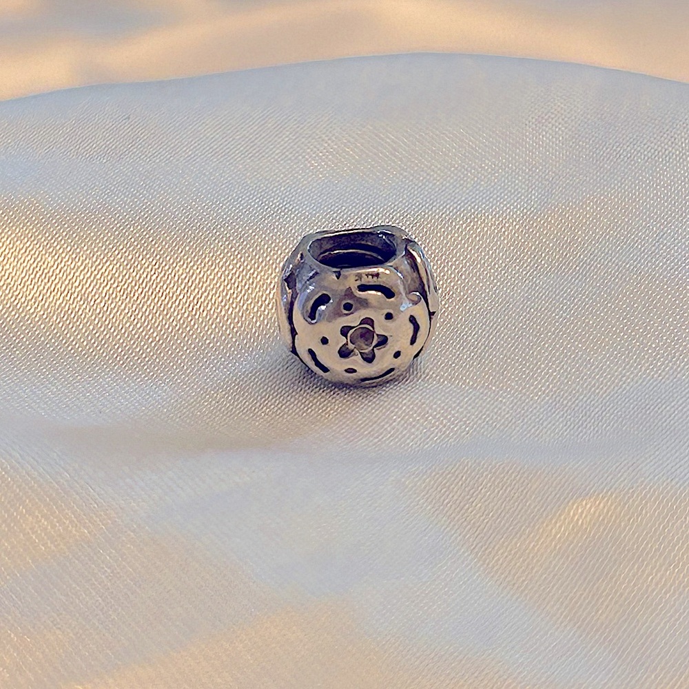 Pandora Raised Flower Charm Vintage Marked ale 790186